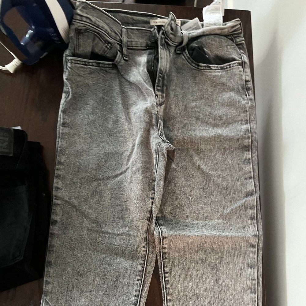 Levi's Women's Size 28 Grey Washed Jeans Ankle Length High Rise